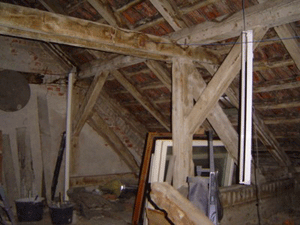 Bild 3: Unausgebauter Dachstuhl mit störenden Konstuktionselementen. (Quelle: www.fachwerk.de)