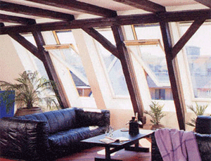 Bild 5: Dachstuhl nach Ausbau mit großen Fenstern. Quelle: www.zimmerei-kern.de