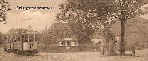 an gleicher Stelle um 1930 (Blick stadtauswärts) erkennt man in Bildmitte den ersten Kiosk am Denkmal. 